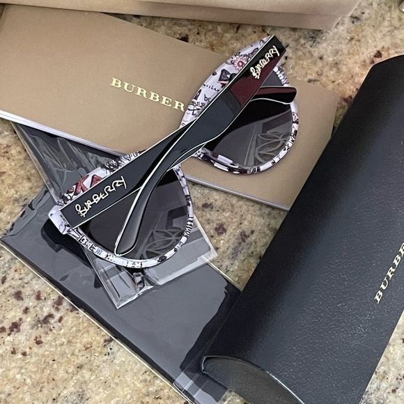 Burberry Accessories - New Burberry sunglasses black 🖤